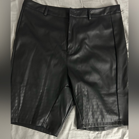 Faux Leather Black Shorts (US 16/UK 20) - Picture 4 of 5